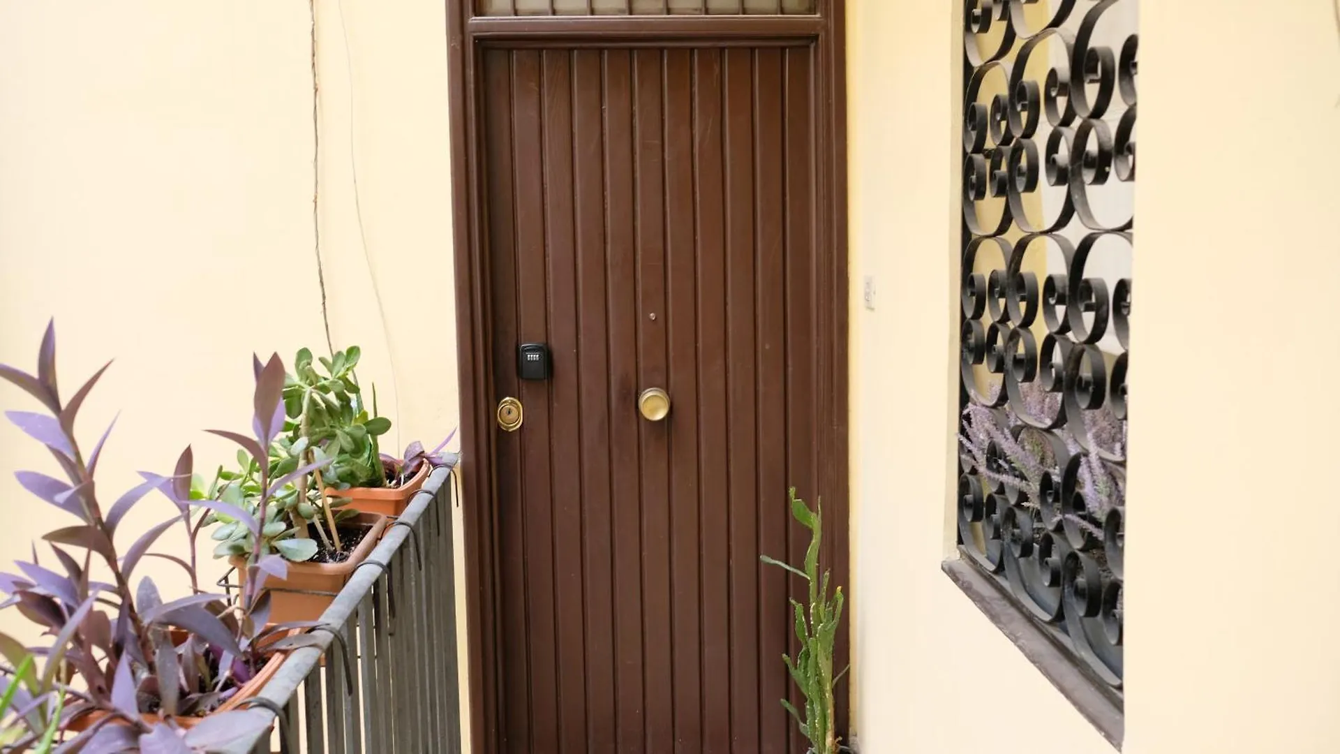 New! True-Stevere Amazing Double Bed For 5 Pax Rome 0*,  Italy